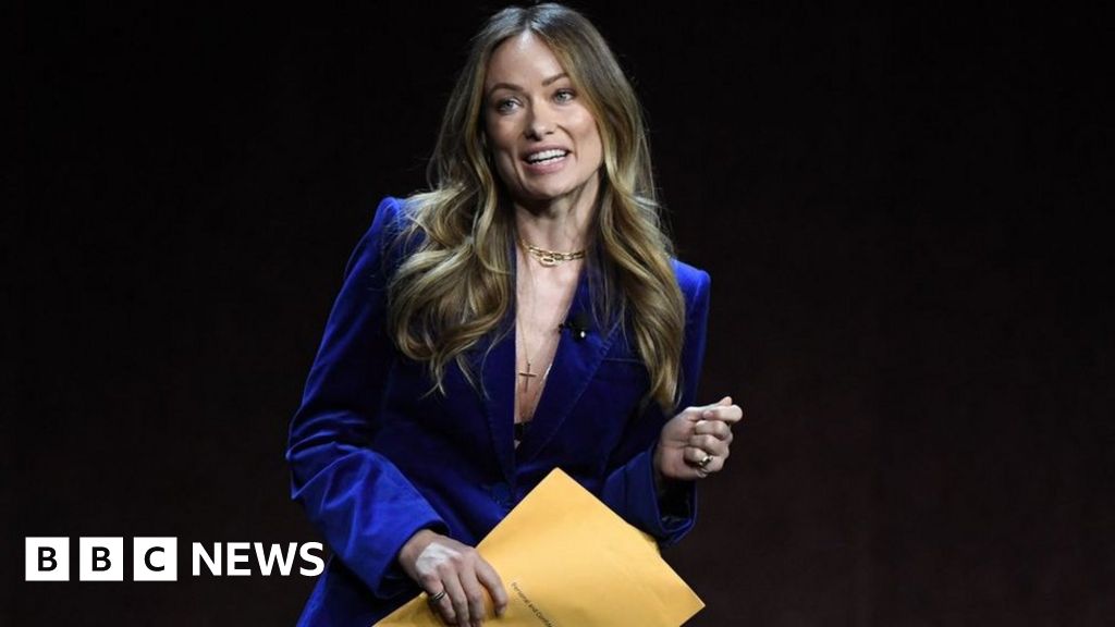 Olivia Wilde: Actress given custody papers on stage